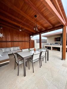 a dining room with a table and chairs at Acogedora casa con piscina y 3 dormitorios in Vilanova i la Geltrú