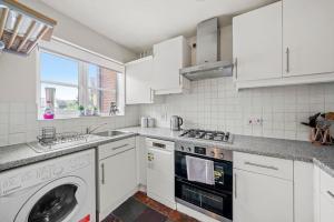 Kuchyň nebo kuchyňský kout v ubytování 4 Bedroom Cambridgeshire Home + 10 fotografií