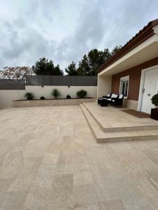 a patio of a house with a table and chairs at Acogedora casa con piscina y 3 dormitorios in Vilanova i la Geltrú