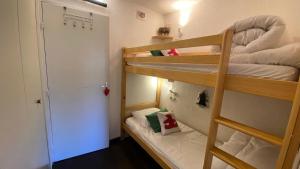 מיטה או מיטות קומותיים בחדר ב-Résidence Loubatiere - 2 Pièces pour 4 Personnes 694