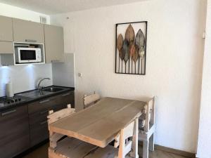 Kuchyňa alebo kuchynka v ubytovaní Résidence Chalmettes - Joli studio rénové avec accès direct aux pistes. parking privé. MAE-8704