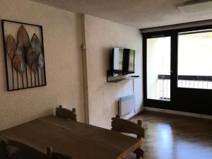Televízia a/alebo spoločenská miestnosť v ubytovaní Résidence Chalmettes - Joli studio rénové avec accès direct aux pistes. parking privé. MAE-8704