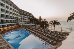 ein Hotel mit großem Pool neben dem Strand in der Unterkunft Don Gregory by Dunas - Adults Only in San Agustín