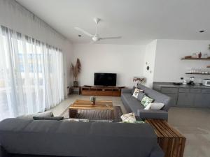 sala de estar con sofá y mesa en Villa Achille, en Las Terrenas