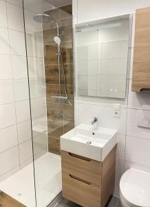 a bathroom with a sink and a shower at Ferienwohnung am Schluchsee in Schluchsee