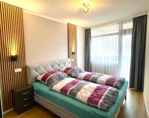 um quarto com uma cama com duas almofadas em Ferienwohnung am Schluchsee em Schluchsee