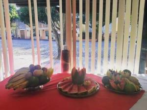 dos cuencos de fruta sentados en una mesa roja en Hotel Manaós, en Manaus