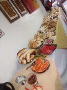 un buffet de diferentes tipos de comida en una mesa en Hotel Manaós, en Manaus