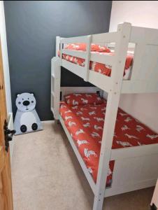 een slaapkamer met 2 stapelbedden en een teddybeer bij Stunning 2-Bed House in Weston-super-Mare in Weston-super-Mare
