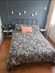 een slaapkamer met een bed met een roze kussen erop bij Stunning 2-Bed House in Weston-super-Mare in Weston-super-Mare