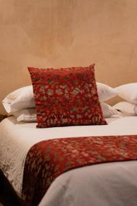 een bed met een rood kussen erop bij Villa Yahualli in #N/A