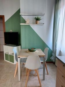 een eetkamer met een tafel en stoelen en een televisie bij S.T.A.R-H.O.U.S.E Cesano Maderno (vicino Stazione) in Cesano Maderno