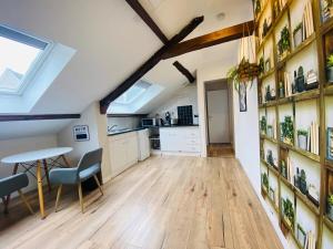 a kitchen and dining room with a table and chairs at Casa Balzac – T2 in Angers