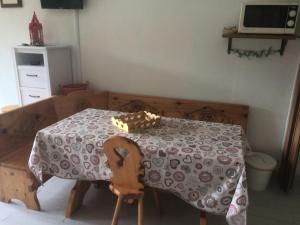 een tafel in een kamer met een tafelkleed erop bij Résidence Anges - Studio pour 4 Personnes 814 in Montgenèvre