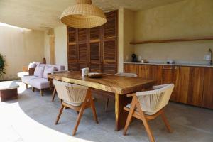 een eetkamer met een houten tafel en stoelen bij Villa Yahualli in #N/A