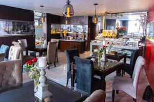 un restaurante con mesas y sillas y un bar en AM Hotels Collect en Arequipa