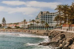 サンアグスティンにあるDon Gregory by Dunas - Adults Onlyのビーチからホテルの景色を望めます。
