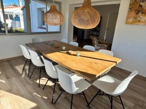 tavolo da pranzo con sedie e luci bianche di Casa Lima a Orba
