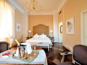 una camera d'albergo con letto, tavolo e sedie di Gagliardi Boutique Hotel a Noto