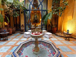 um quarto com uma fonte no meio de um edifício em Riad Soundouss em Marrakech