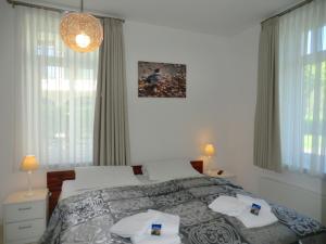 ein Schlafzimmer mit einem Bett mit Handtüchern darauf in der Unterkunft Seestern - Whg 2 in Wyk auf Föhr