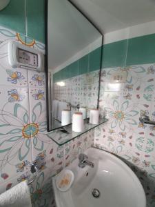 W łazience znajduje się umywalka i lustro. w obiekcie Casa della Frutta w mieście Anacapri