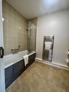 THE LORD NELSON HOTEL في بيمبروكشاير: حمام مع حوض استحمام ودش