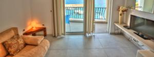 ein Wohnzimmer mit Sofa und Fernseher in der Unterkunft Apartments Casa Sul Mare in Pisak