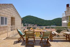einen Tisch und Stühle auf einem Balkon mit Aussicht in der Unterkunft Luxe Retreat in Lapad - Seaside in Dubrovnik