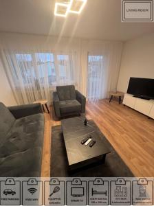 - un salon avec un canapé et une table basse dans l'établissement Business Apartment Bühl, à Buhl