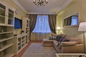 モスクワにあるLakshmi Apartment Boulevard 3-Bedroomのリビングルーム(ソファ、窓付)
