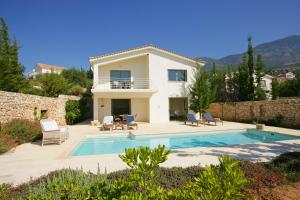 eine Villa mit Swimmingpool und ein Haus in der Unterkunft Villa Porfyra Ideales Resort in Kefalonia