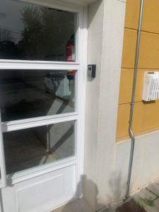 una puerta con una ventana en el lateral de un edificio en El apartamento de Andrea VUT-47-249, en Tordesillas