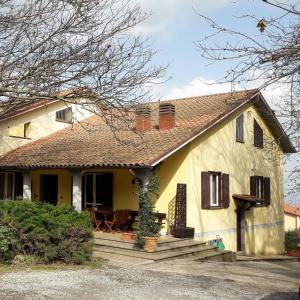a yellow house with a front porch and stairs at Casa vacanze Il Castagno in Carbognano
