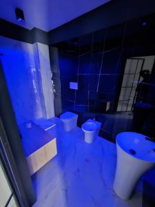 ein blaues Zimmer mit 2 WCs und einem Waschbecken in der Unterkunft suite 43 in Terrasini