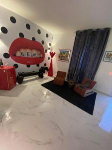 ein Wohnzimmer mit einem roten und schwarzen Gesicht an der Wand in der Unterkunft suite 43 in Terrasini