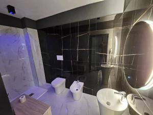 ein Badezimmer mit einem Waschbecken, einem WC und einem Spiegel in der Unterkunft suite 43 in Terrasini