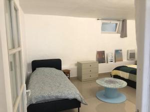 una piccola camera con letto e tavolo di Appartement totalement rénové avec un beau jardin a Villeneuve-Saint-Georges