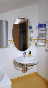 bagno con lavandino e specchio a parete di Casa vacanze Il Castagno a Carbognano