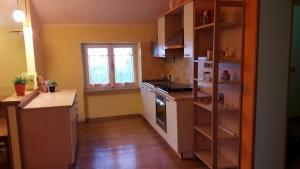una cucina con lavello e fornello forno superiore di Casa vacanze Il Castagno a Carbognano Altre 7 foto