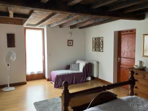 sala de estar con cama y ventana en Puyleger, en Saint-Privat-des-Prés
