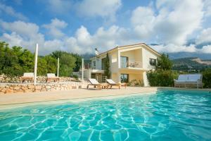 une villa avec piscine et une maison dans l'établissement Villa Kteni Ideales Resort, à Céphalonie