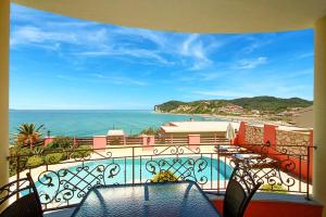 balcón con vistas al océano en Villa Romanza Beta en Agios Stefanos