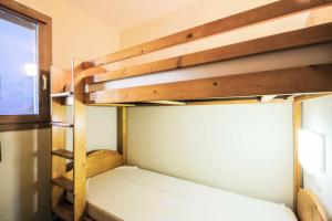 a couple of bunk beds in a small room at Quartier La Forêt - maeva Home - Appartement 2 pièces 6 personnes - Sélec 114 in Valmorel