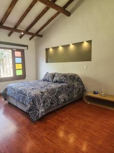 - une chambre avec un lit dans un dortoir doté de parquet dans l'établissement Spain style country house in Cajica, à Cajicá