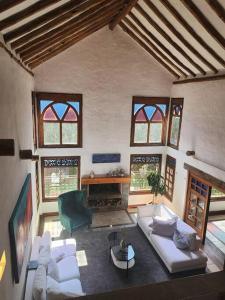 - un salon avec des canapés blancs et une cheminée dans l'établissement Spain style country house in Cajica, à Cajicá