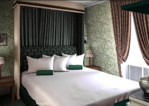 - une chambre avec un grand lit blanc et une fenêtre dans l'établissement UNE AUTRE CHAMBRE, à Paris
