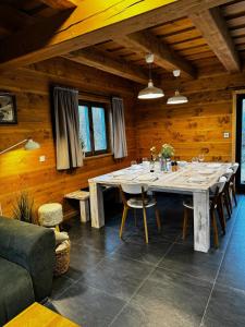 Sobotín的住宿－Roubenka Sobotín，用餐室配有大型木桌和椅子