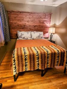 سرير أو أسرّة في غرفة في Renovated Rustic Home