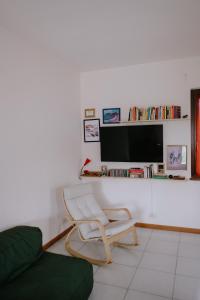 ValdamonteにあるAdagio Houseのリビングルーム(椅子、薄型テレビ付)